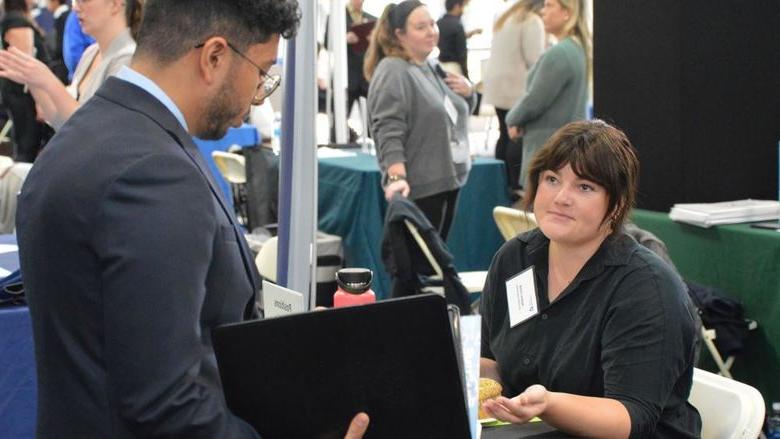 Recruiter and 宾州州立大学阿宾顿分校 student at the fall 2023 career fair